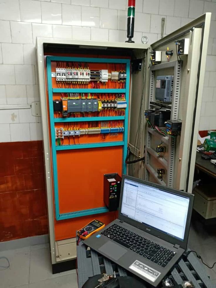 Tablero industrial con PLC y computadora de programación