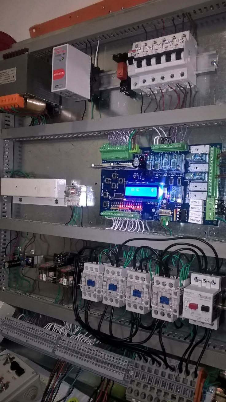 Tablero industrial con tarjeta electrónica y contactores